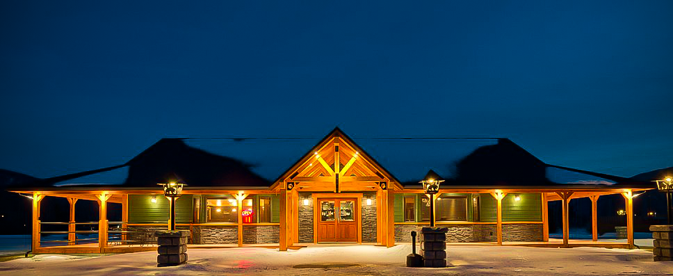 The Gigglin' Grizzly pub at the front outside at night